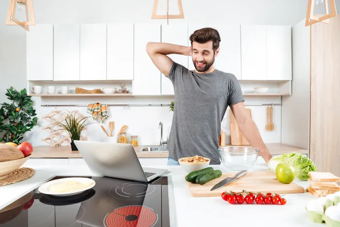 “My Mom Is The Absolute Master”: 39 People Share The Funniest Harmless Ways To Agitate A Man