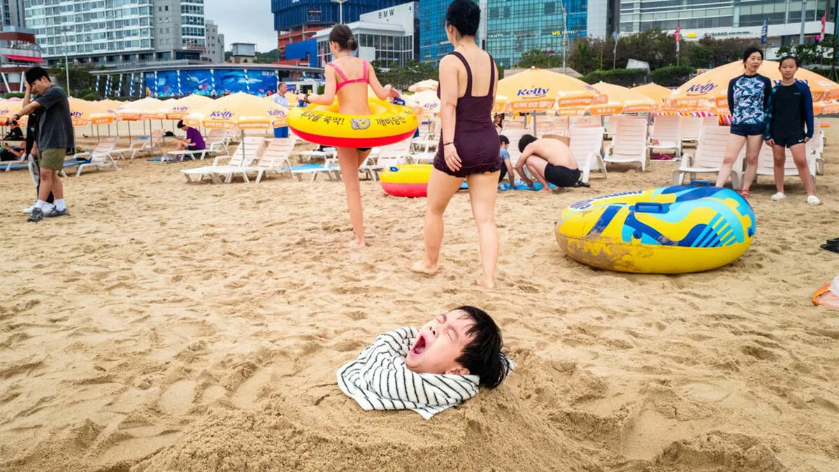 100 Street Photos That Caught Ordinary Moments At Just The Right Time