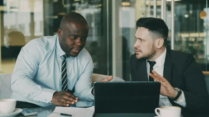 32 Ordinary Days That Took A Sharp Turn Thanks To One Nearby Conversation