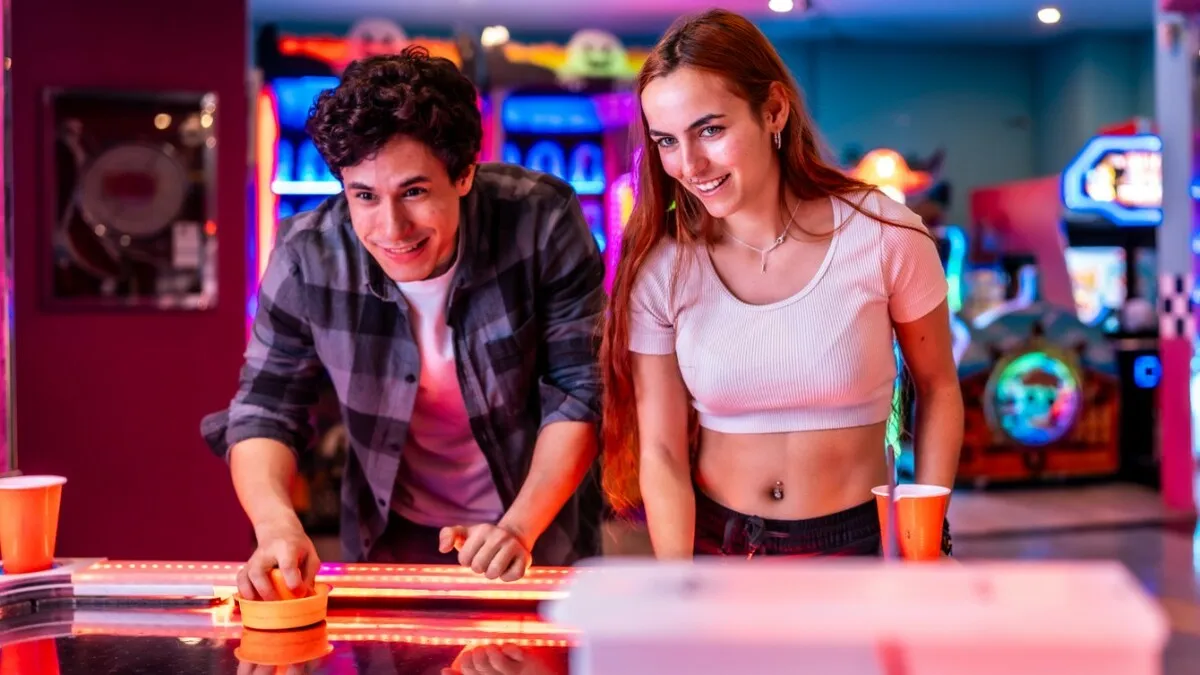 Woman Has To Hide In The Bathroom On The First Date After Guy Keeps Getting Worse And Worse