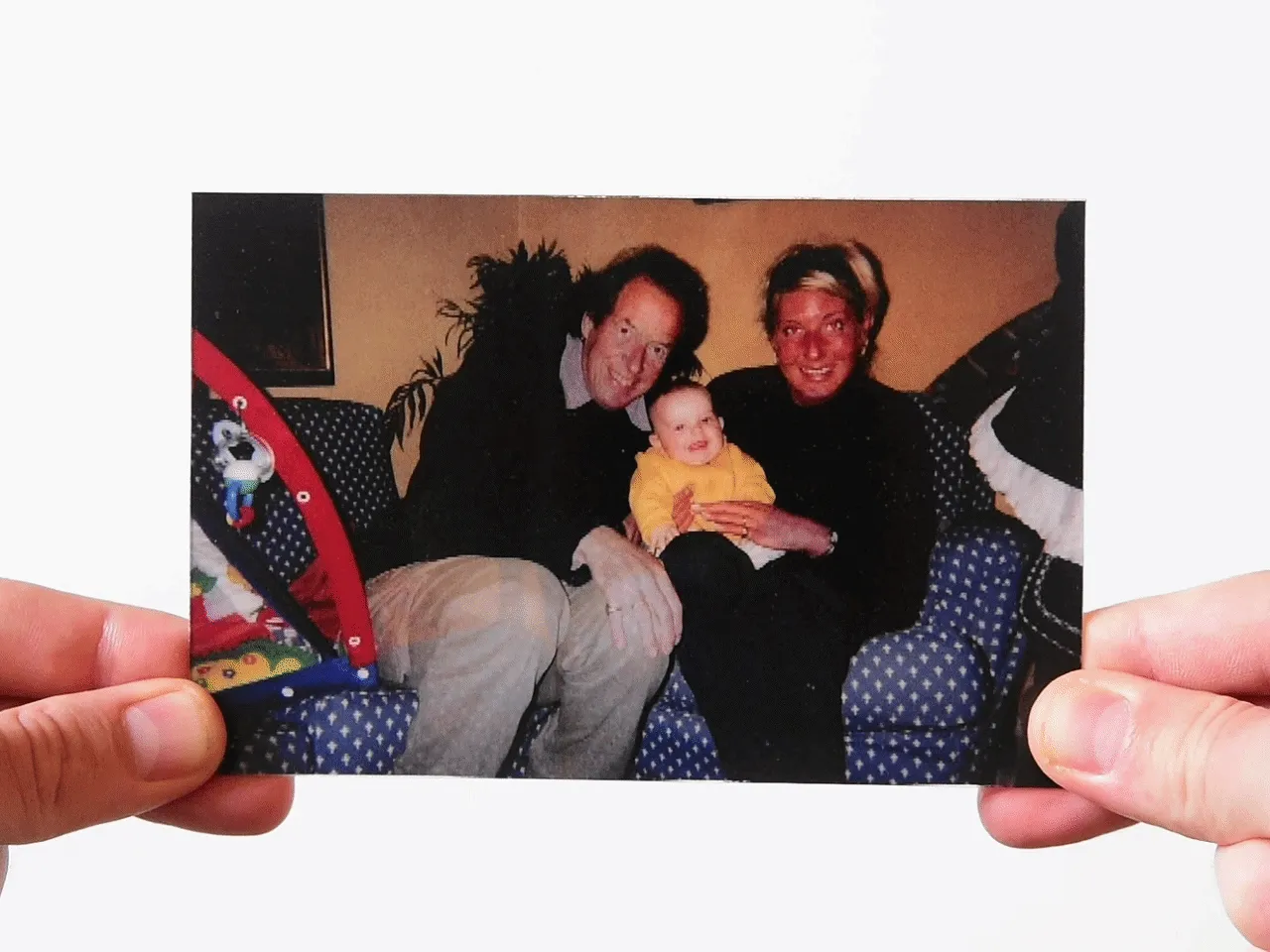 Photographer Uses AI And Photoshop To Reconstruct Family Photos Without His Father (20 Pics)