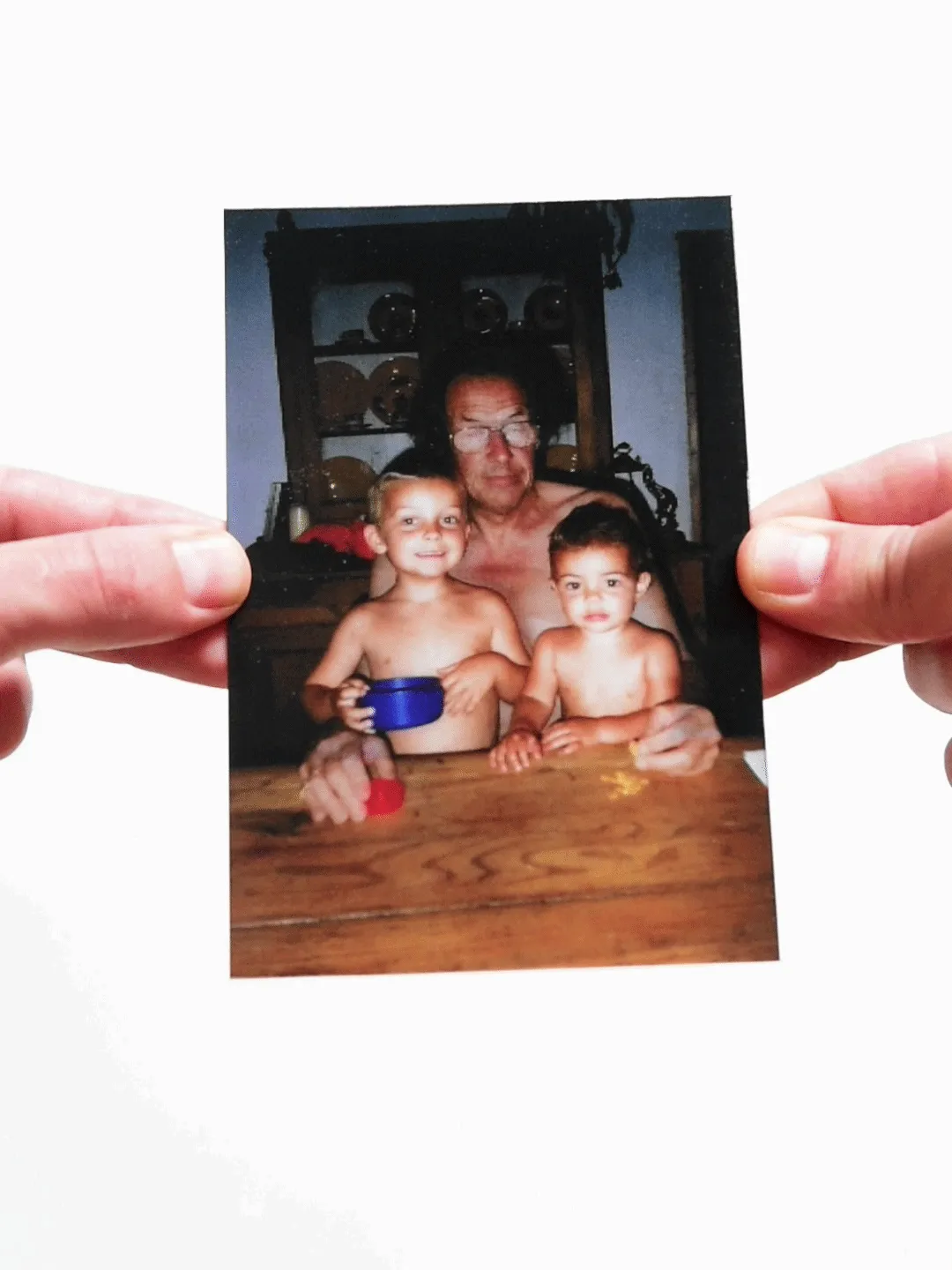 Photographer Uses AI And Photoshop To Reconstruct Family Photos Without His Father (20 Pics)