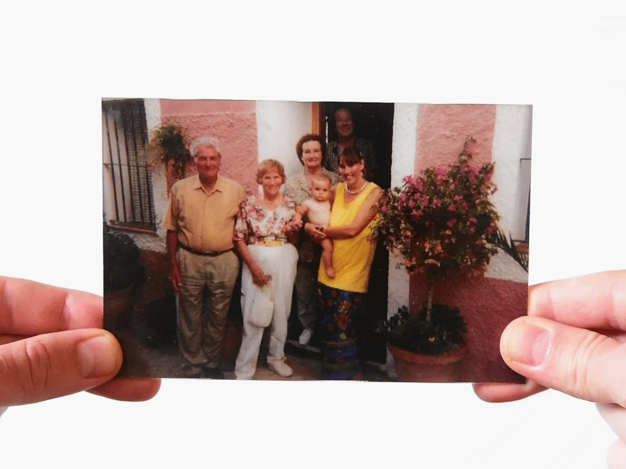 Photographer Uses AI And Photoshop To Reconstruct Family Photos Without His Father (20 Pics)