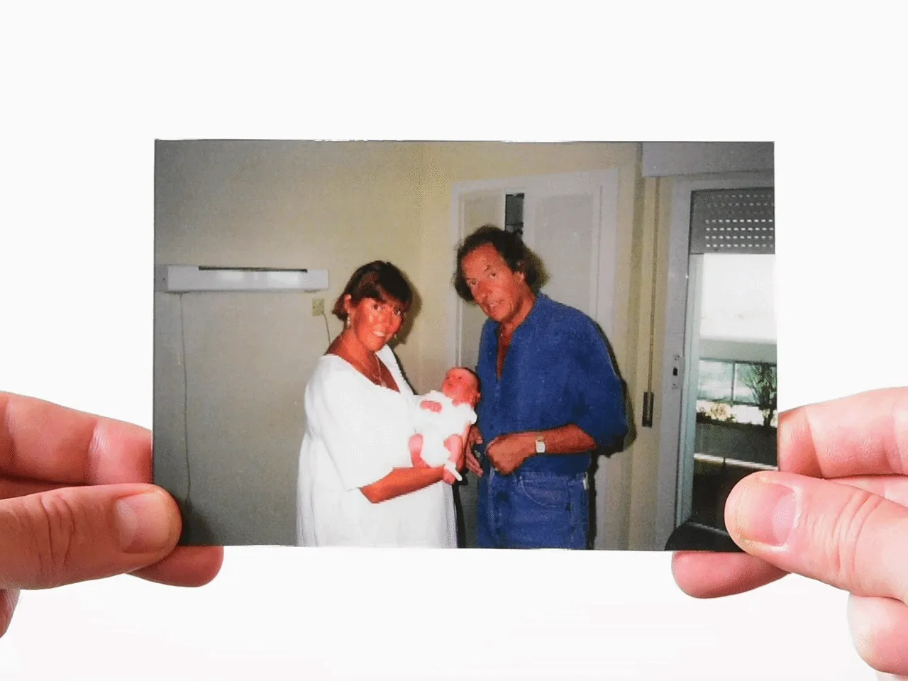 Photographer Uses AI And Photoshop To Reconstruct Family Photos Without His Father (20 Pics)
