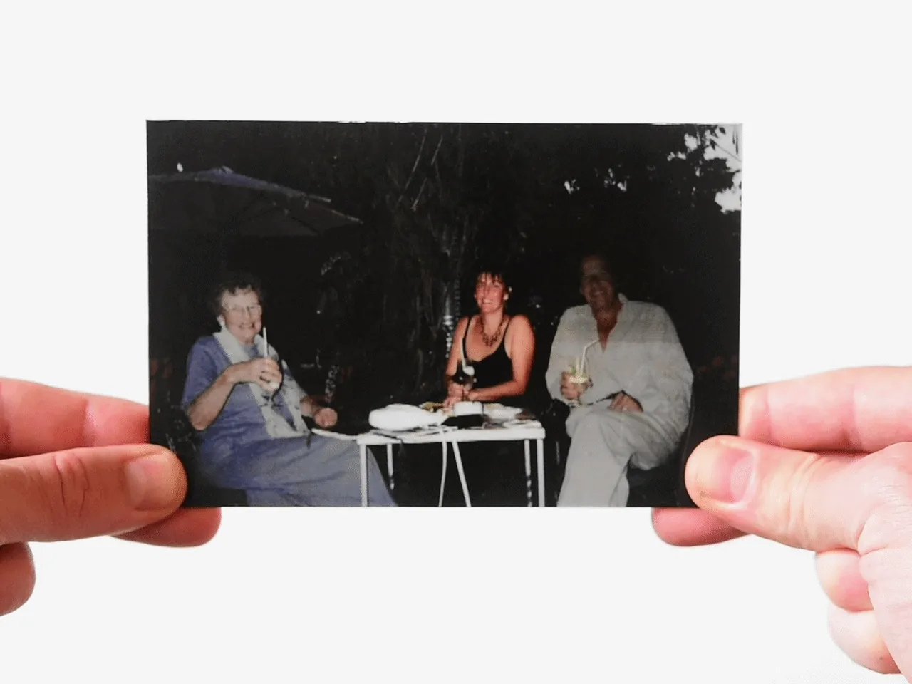 Photographer Uses AI And Photoshop To Reconstruct Family Photos Without His Father (20 Pics)