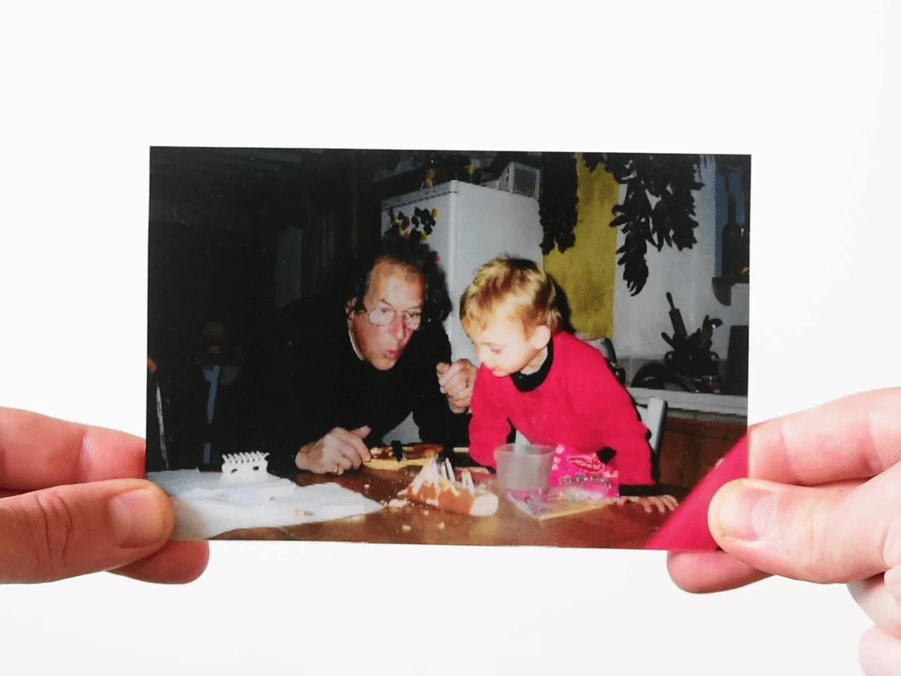 Photographer Uses AI And Photoshop To Reconstruct Family Photos Without His Father (20 Pics)