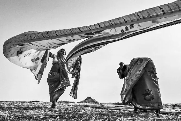 Unfiltered Moments Of Life Captured At Just The Right Moment By This Street Photographer  (66 Pics)