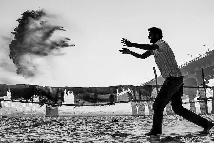 Unfiltered Moments Of Life Captured At Just The Right Moment By This Street Photographer  (66 Pics)