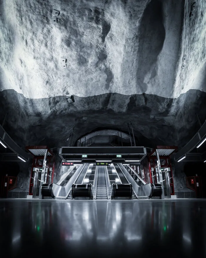 This Photographer Finds Perfect Symmetry In The Most Unexpected Places (48Pics)