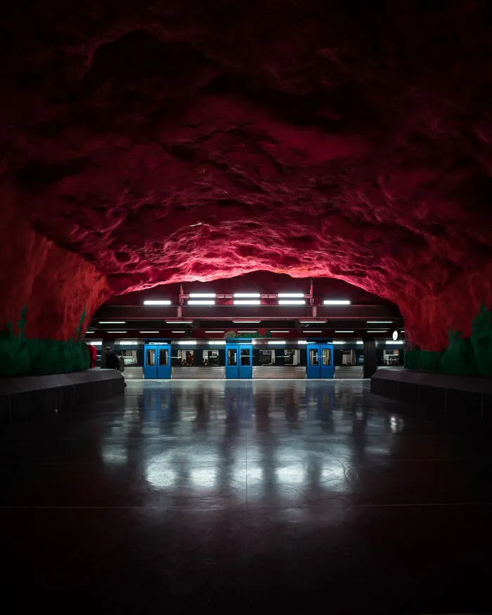 This Photographer Finds Perfect Symmetry In The Most Unexpected Places (48Pics)