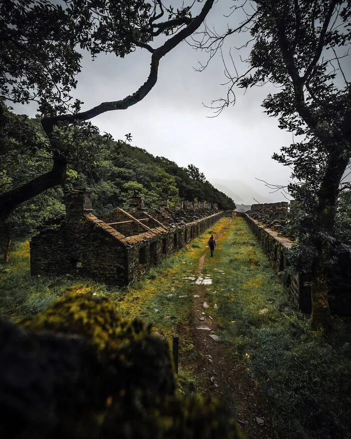 This Photographer Finds Perfect Symmetry In The Most Unexpected Places (48Pics)