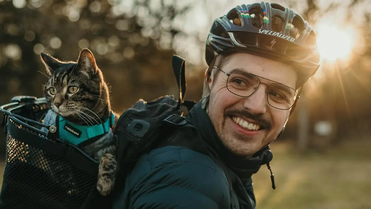 This Man Has All Kinds Of Crazy Adventures With His Cat (33 New Pics)