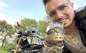 This Man Has All Kinds Of Crazy Adventures With His Cat (33 New Pics)