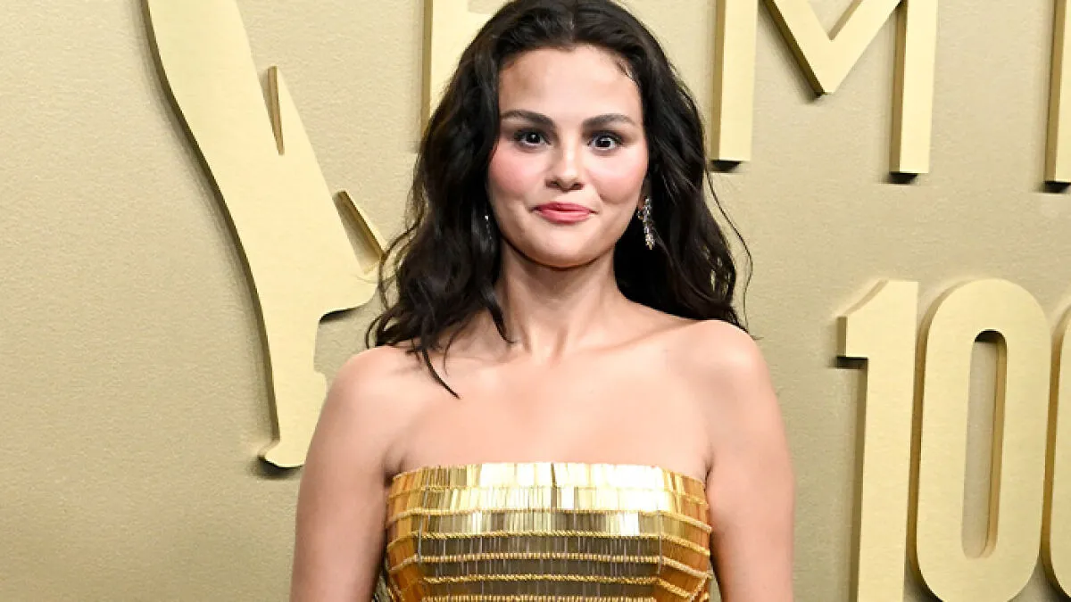 Doctor Weighs In After Selena Gomez's "Unrecognizable" Emmys Appearance Had Fans Begging Her To Lay Off The Botox