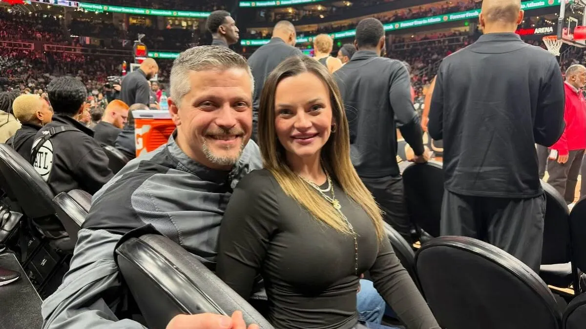La inocente foto de una mujer con su esposo se vuelve viral por una razón totalmente inesperada