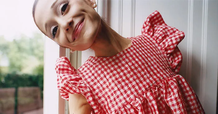 Las nuevas fotos de Ariana Grande generan preocupación al notarse un detalle alarmante