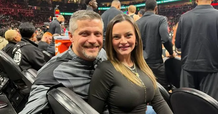 La inocente foto de una mujer con su esposo se vuelve viral por una razón totalmente inesperada