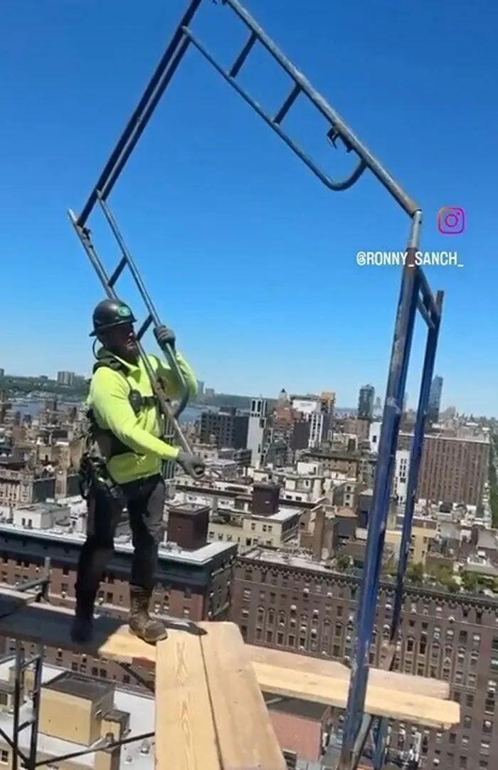 Construction Worker On Scaffolding W/ No Safety Rope