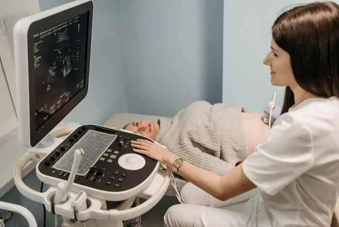 A pregnant woman undergoing an ultrasound, showing a patient receiving medical care and avoiding wrong decisions.