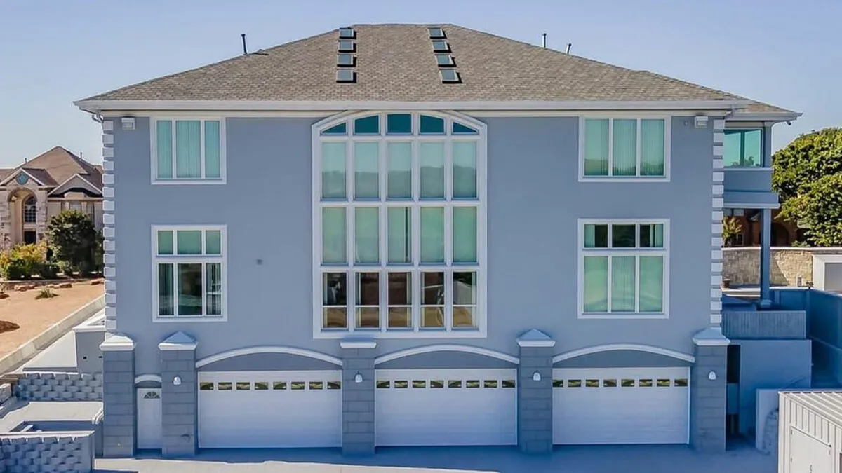 52 Times People Took Inspiration From Mansions But What They’ve Built Was A Version From Temu