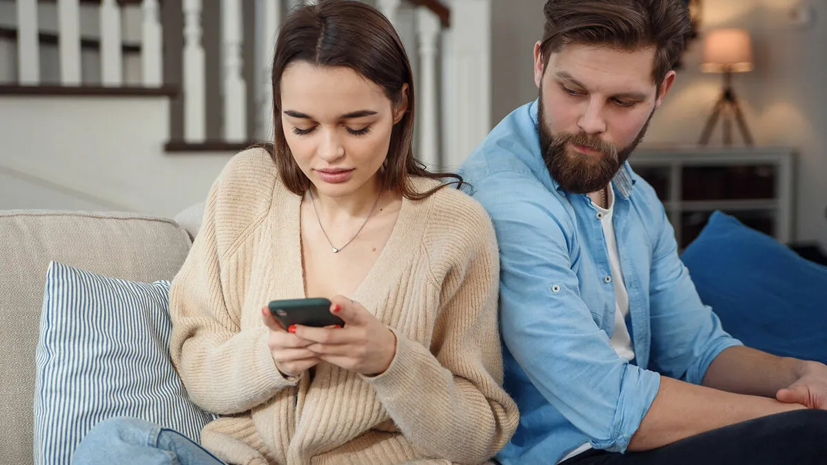Man Matches With Beer-Drinking ‘Cool Girl’ On Tinder, Unaware She’s Actually His GF Setting A Trap
