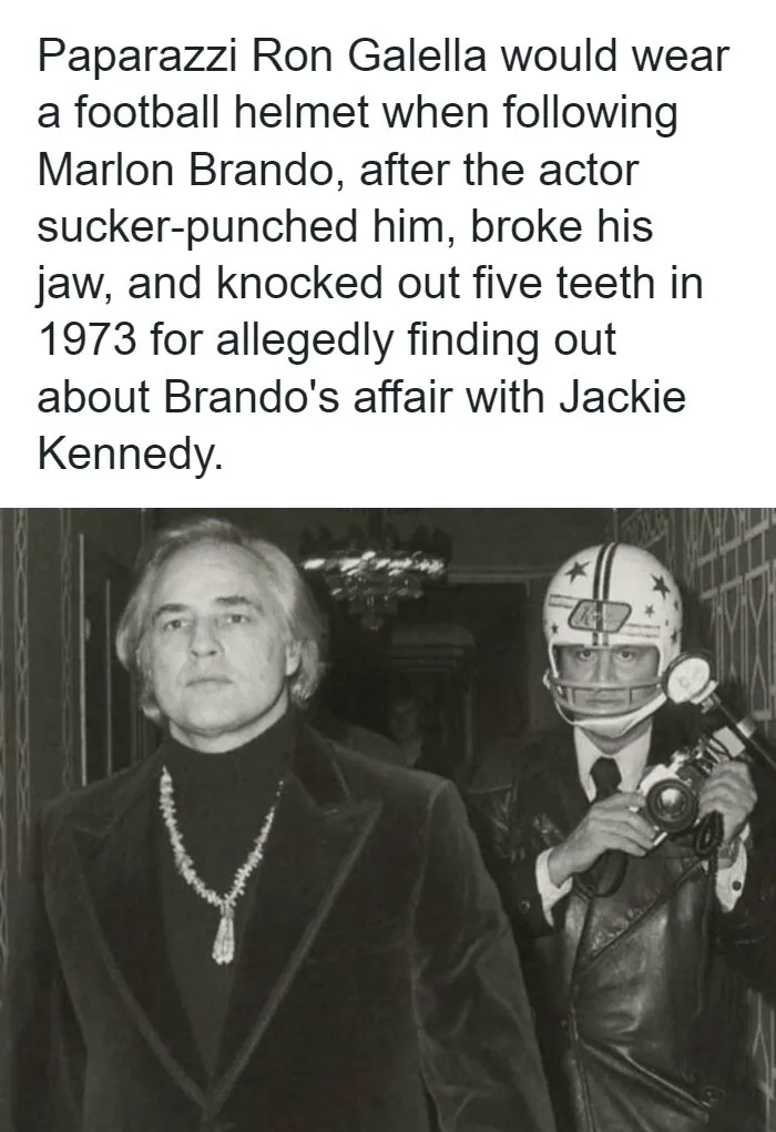 Paparazzi Ron Galella wearing a football helmet next to Marlon Brando, a remarkable photo of the past.