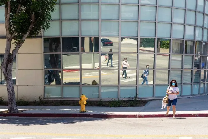 This Photographer Spots Visual Coincidences Most People Would Walk Right Past (61 Pics)