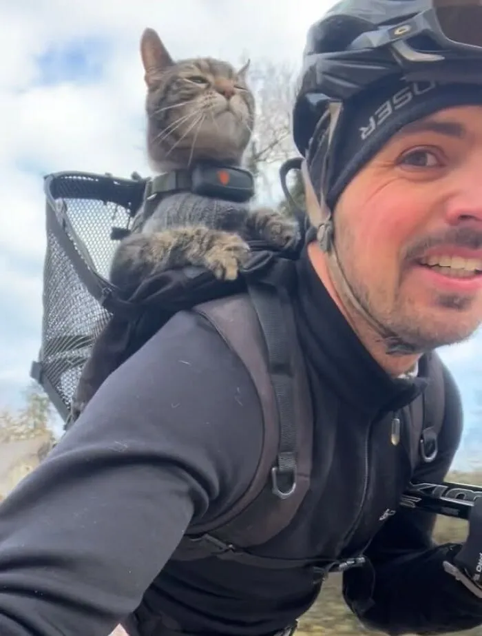 This Man Has All Kinds Of Crazy Adventures With His Cat (33 New Pics)