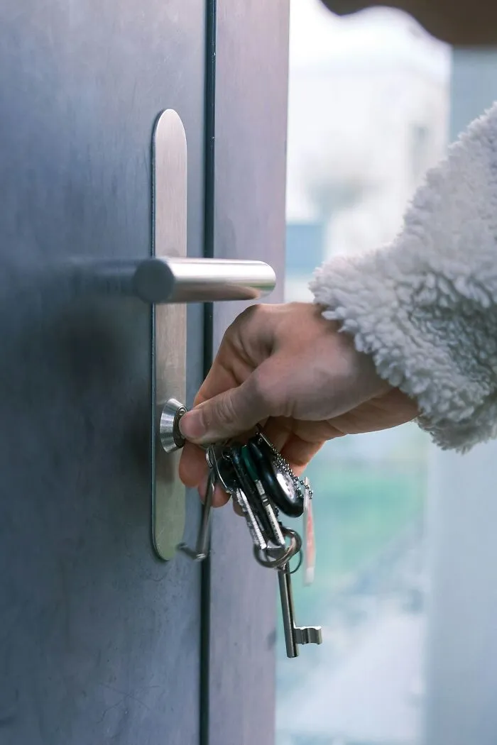 40 Safety Tips For Women Living Alone That Might Save Your Life