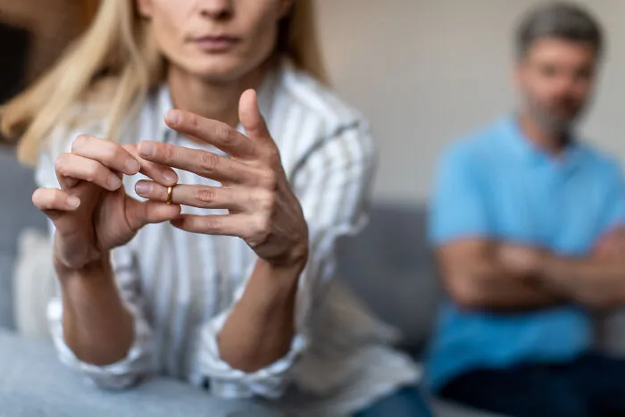 “People Who Got Divorced At 25 Plus Years Of Marriage, What Was The Final Straw?” (51 Answers)
