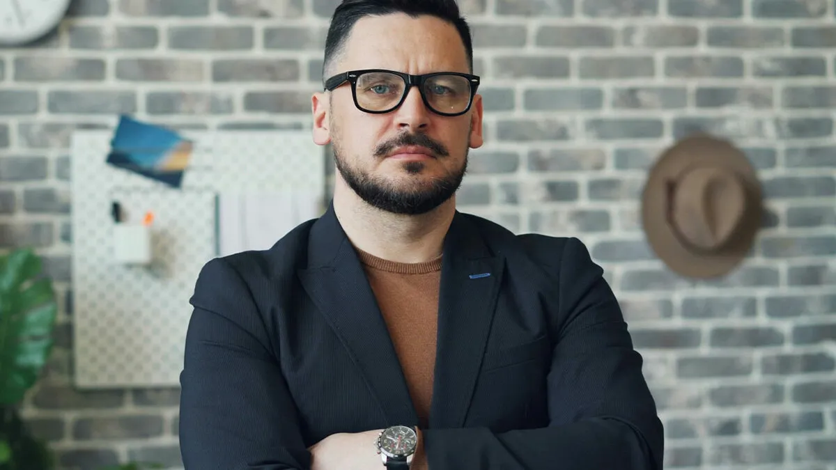 New Boss Who’s Never Touched The Machines Lectures The People Who Fix Them, Company Pays The Price