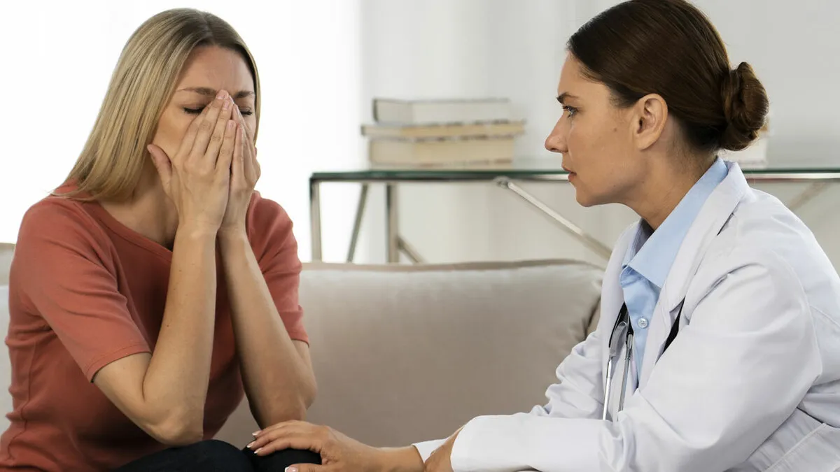 "Todo está solo en tu cabeza": Cómo la perimenopausia se está convirtiendo en la fuente de ingresos de la cultura para el bienestar