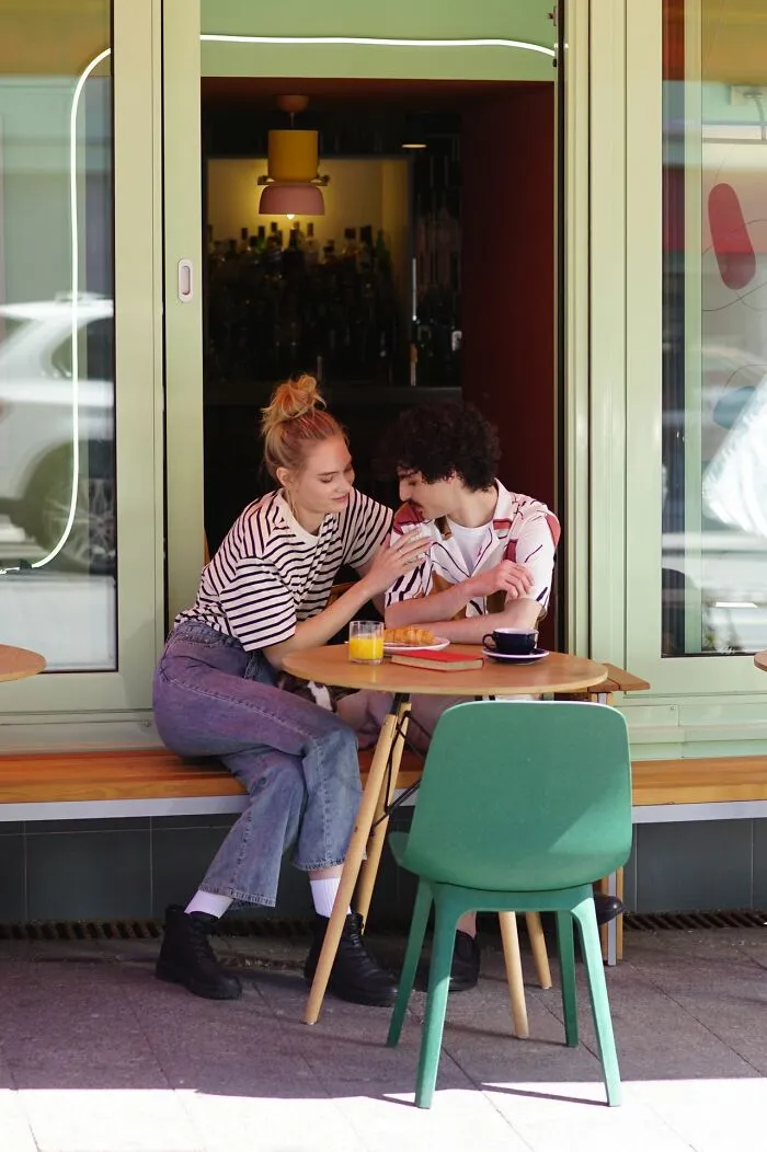 54 Times Diners Overheard Gossip So Juicy That They Had To Share It