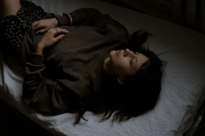 A person lying down on a bed, illustrating facts that could make a difference in an emergency