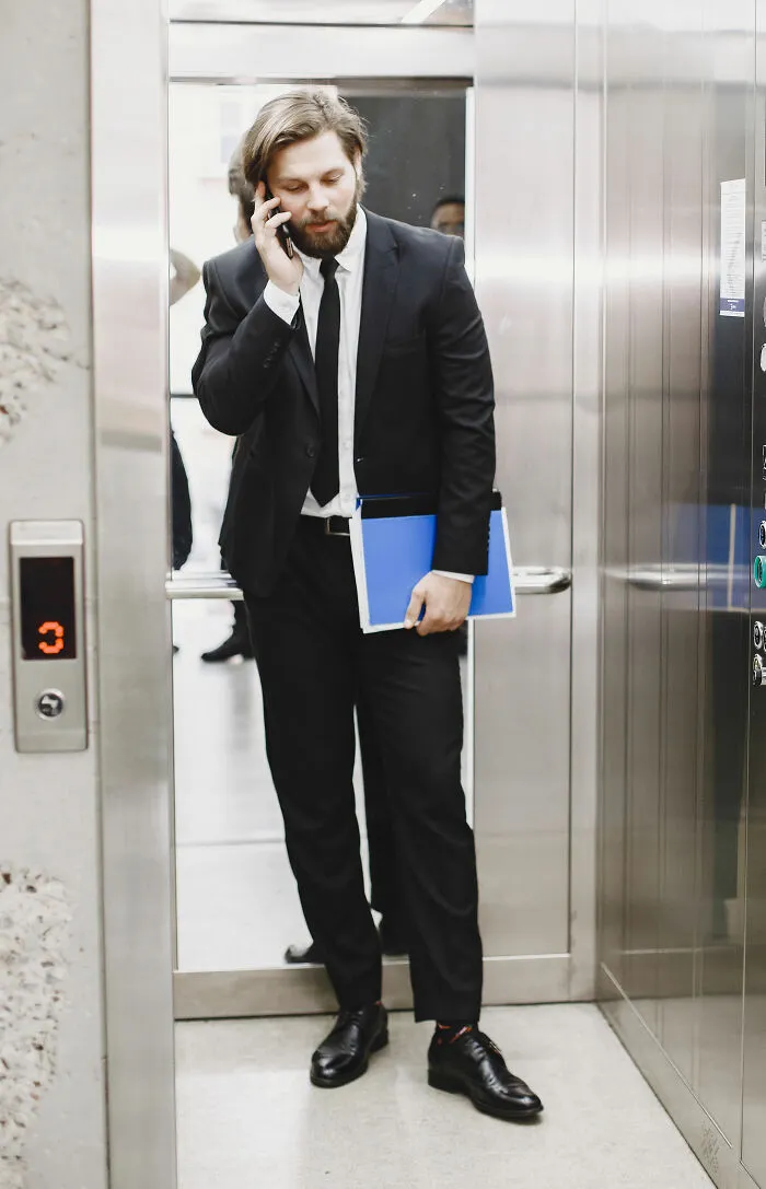 32 Ordinary Days That Took A Sharp Turn Thanks To One Nearby Conversation