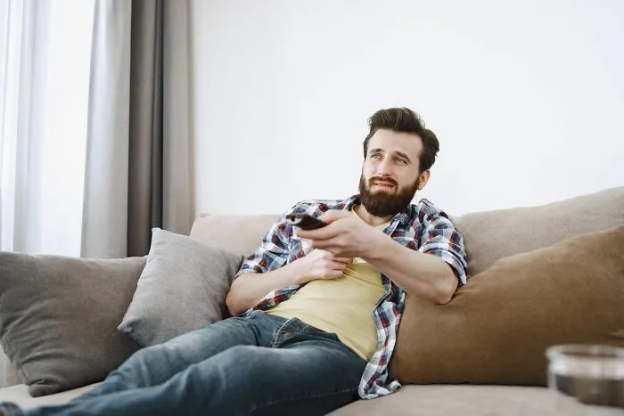 “Okay Girls, I Need Your Most Unserious Dating Red Flag. Not Cheating. Not Lying” (66 Answers)
