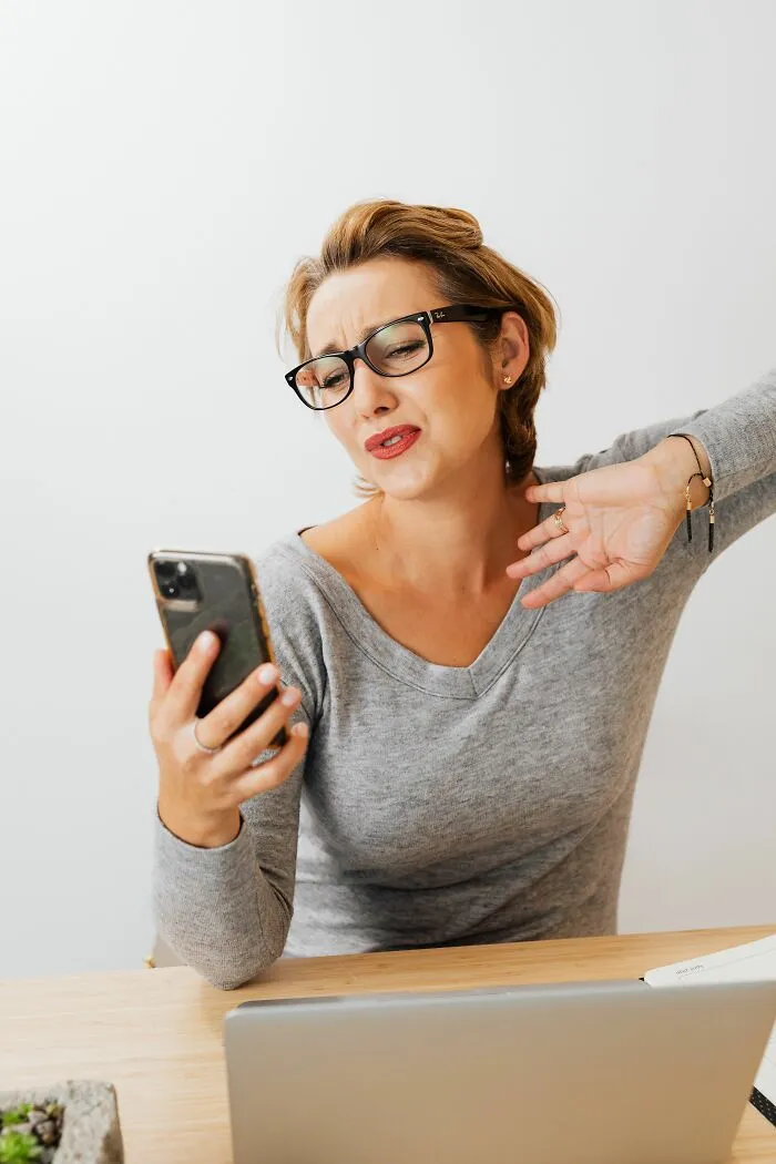“Okay Girls, I Need Your Most Unserious Dating Red Flag. Not Cheating. Not Lying” (66 Answers)