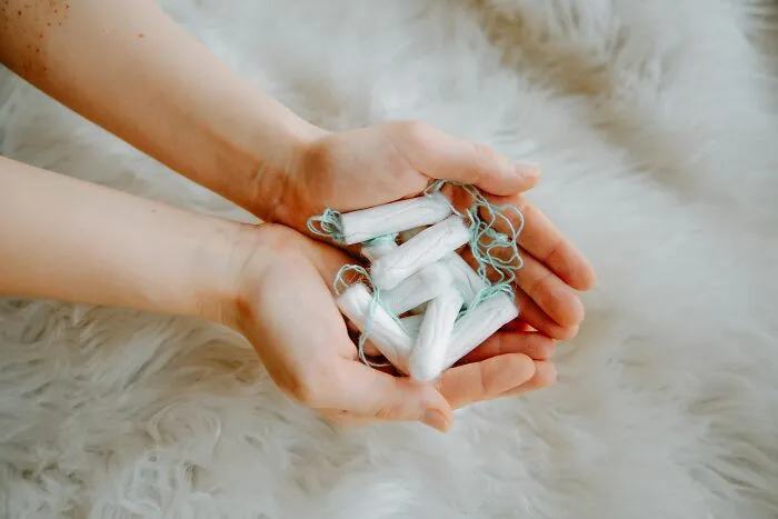 Hands holding several tampons, representing various standard medical procedures.