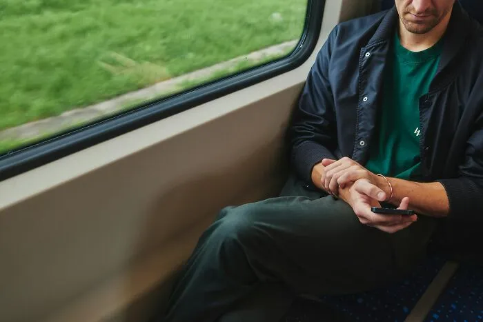 32 Ordinary Days That Took A Sharp Turn Thanks To One Nearby Conversation