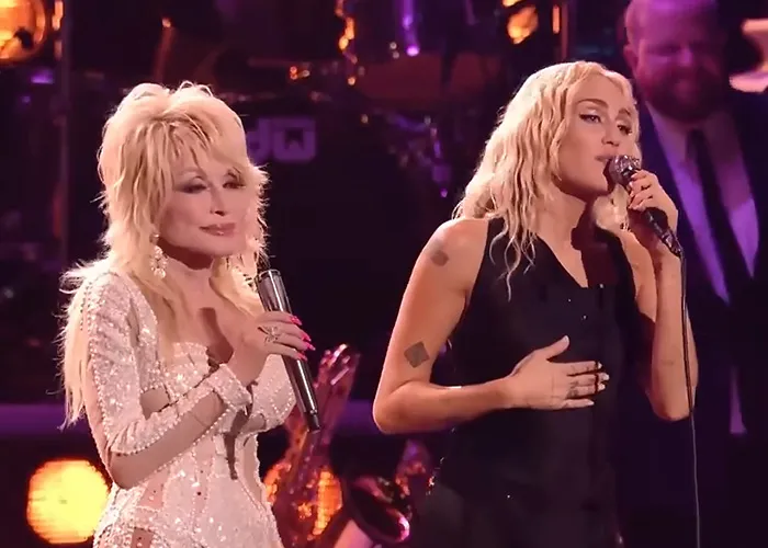 Miley's Heart Broke As She Mourned Her Godmother And "Aunt Dolly" 
