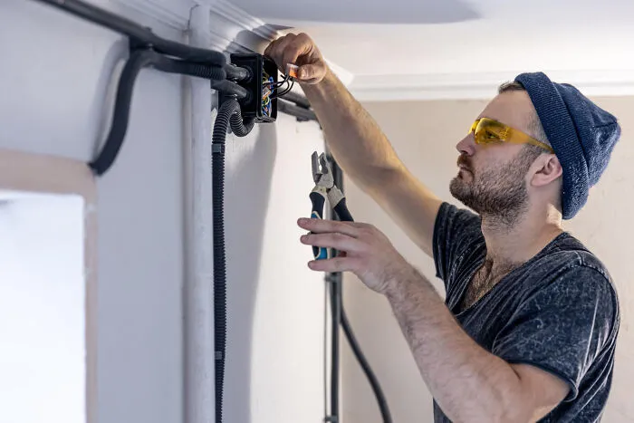 54 Service Workers Share The Weirdest Things They’ve Ever Walked Into At A Client’s Home
