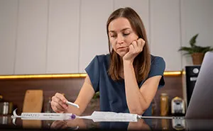 34YO Recalls Getting Kicked Out By Stepmom And Dad At 16, Then Ignores Their Desperate Plea For Help