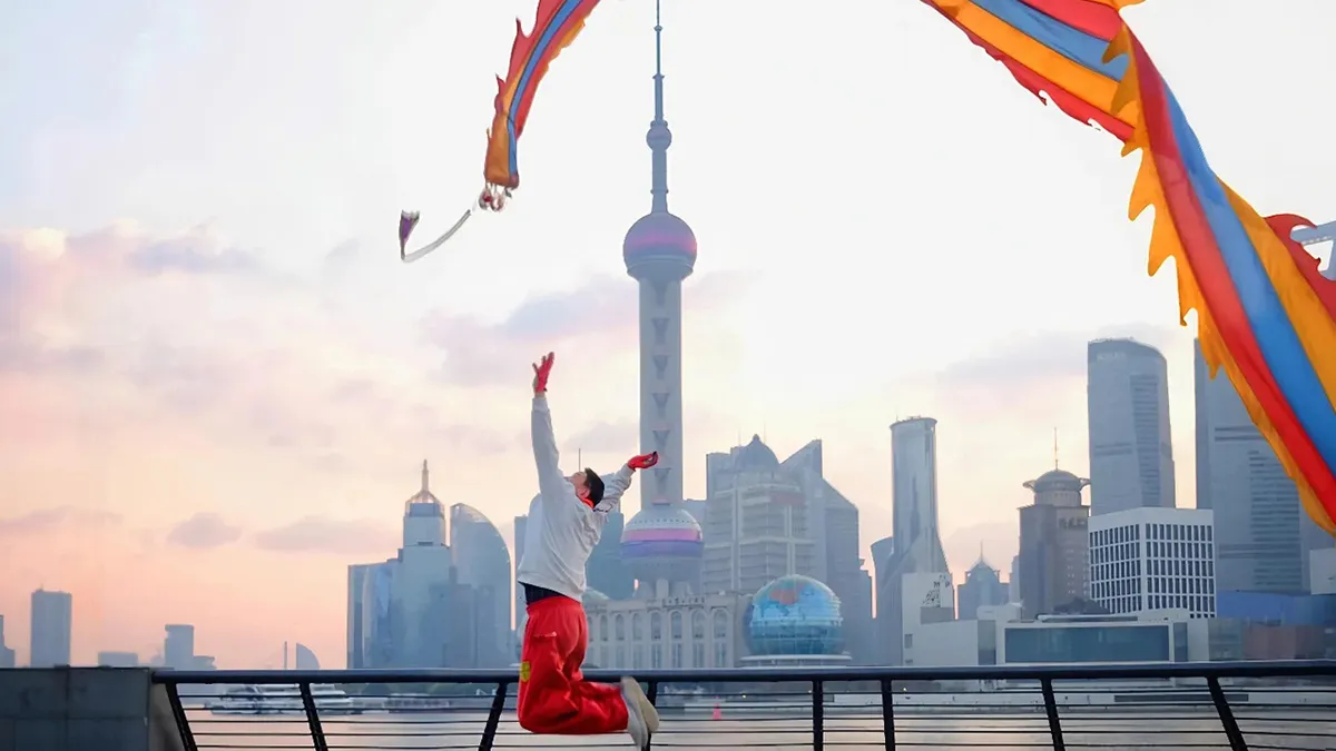 This Street Photographer Goes Unnoticed As He Captures The Beauty Of Everyday Life (52 Pics)