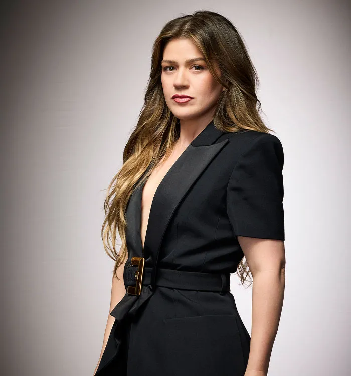 Body language expert spots revealing details in leaked security footage of Kelly Clarkson as store feud rages