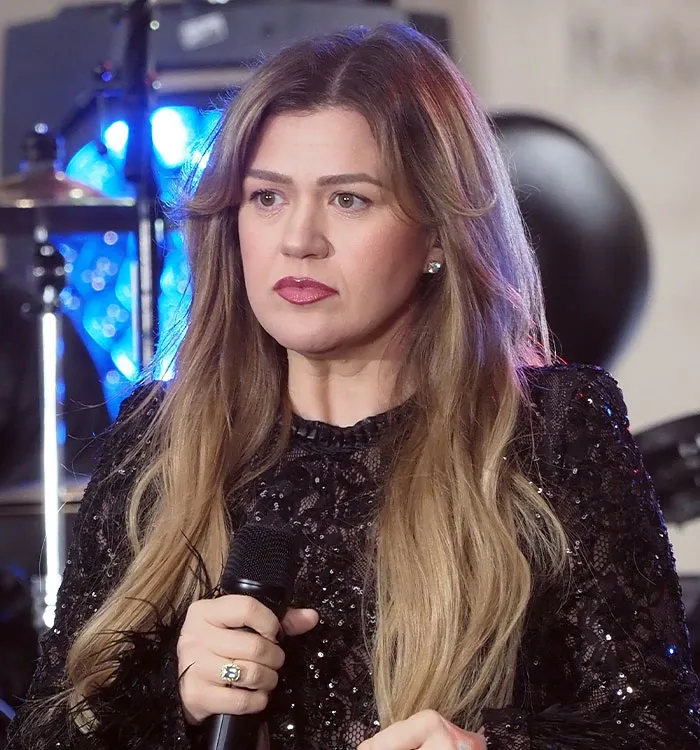 Body language expert spots revealing details in leaked security footage of Kelly Clarkson as store feud rages