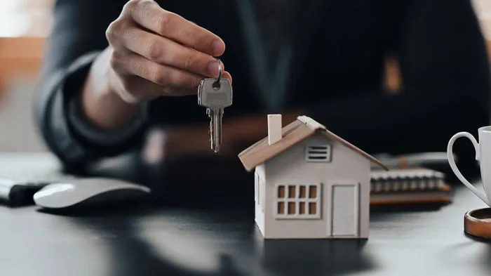 Woman's first date with real estate investor ends in a shed with a mattress, a backpack and no toilet