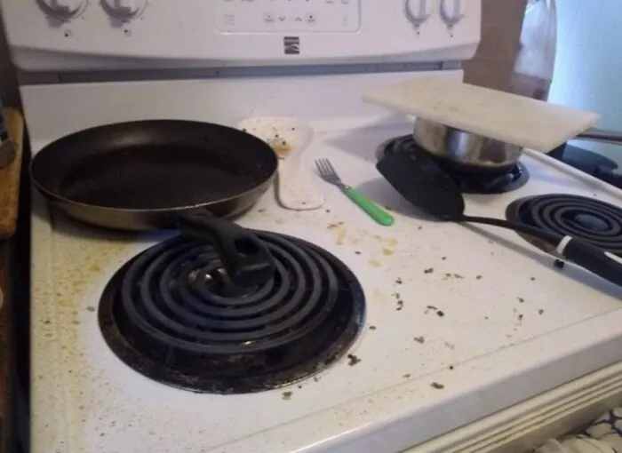 Just Scrubbed The Stove Spotless, Roommate Immediately Does This And Leaves
