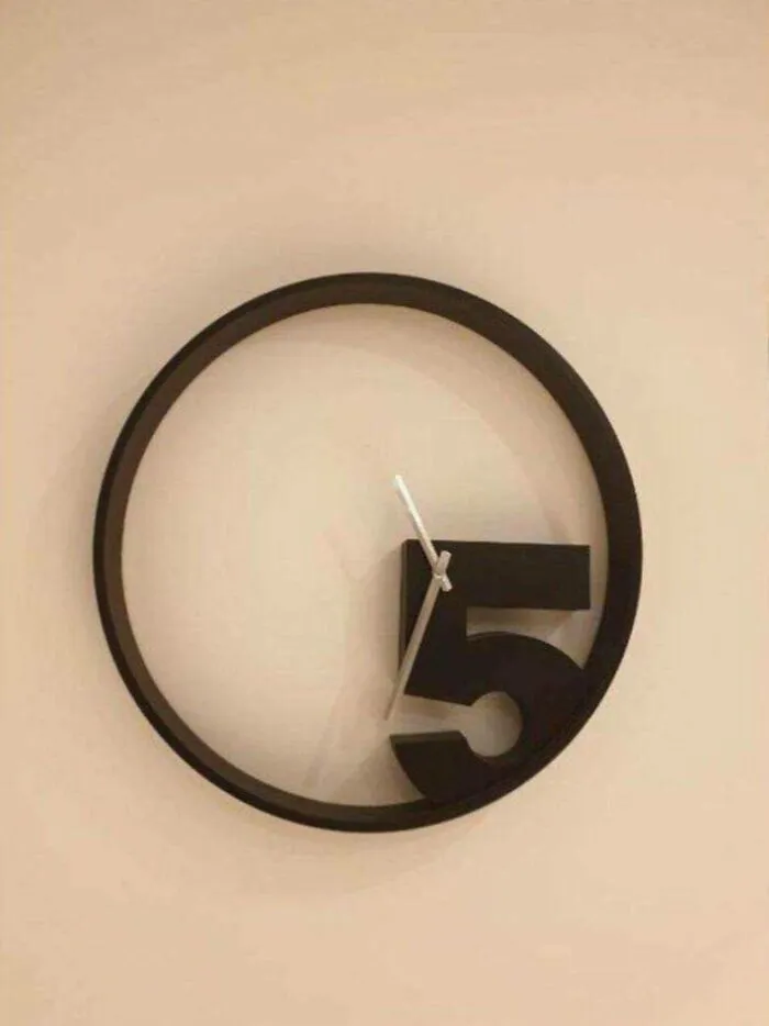 Minimalist wall clock with only the number 5, illustrating an impractical interior design idea.