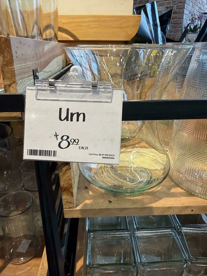 A price tag on a glass vase with a comical typography fails error in letter spacing making Urn look like Um.