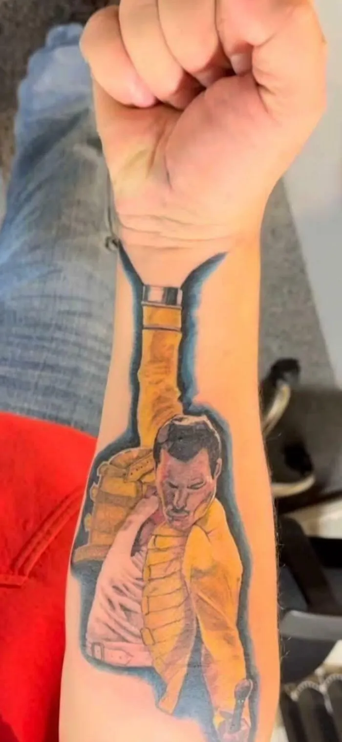 I Genuinely Don't Think I've Ever Seen One Of Those "Tattoo Extends Into My Real Hand" Tattoos That Actually Looked Good